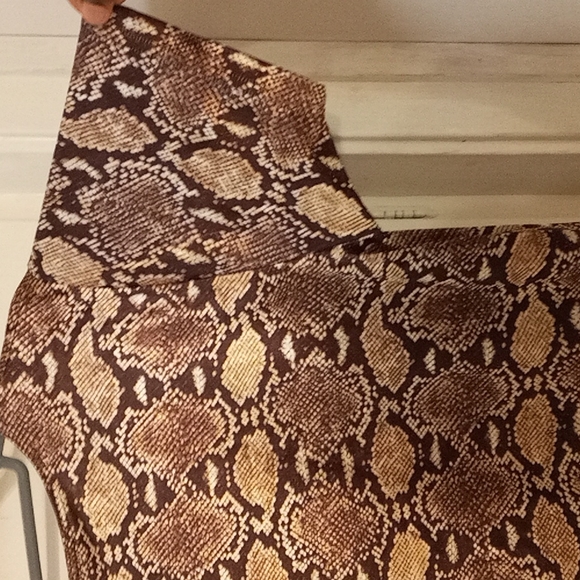 SML sport snake print stretchy sliky tee size L - Picture 3 of 7